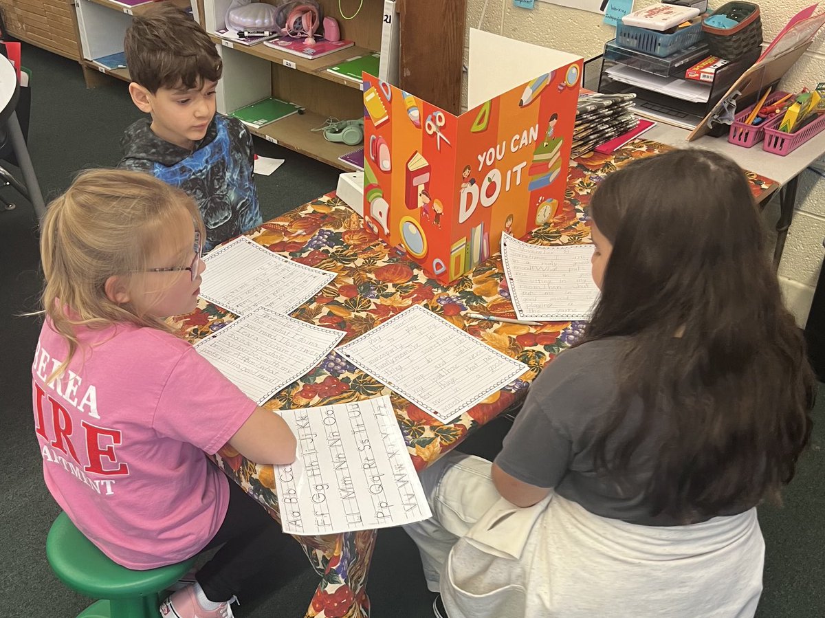 The peer review in Mrs Gibson’s ⁦<a href="/PCSDpleasantval/">PCSD Pleasant Valley</a>⁩ class is such a powerful tool to help students improve their writing and confidence!