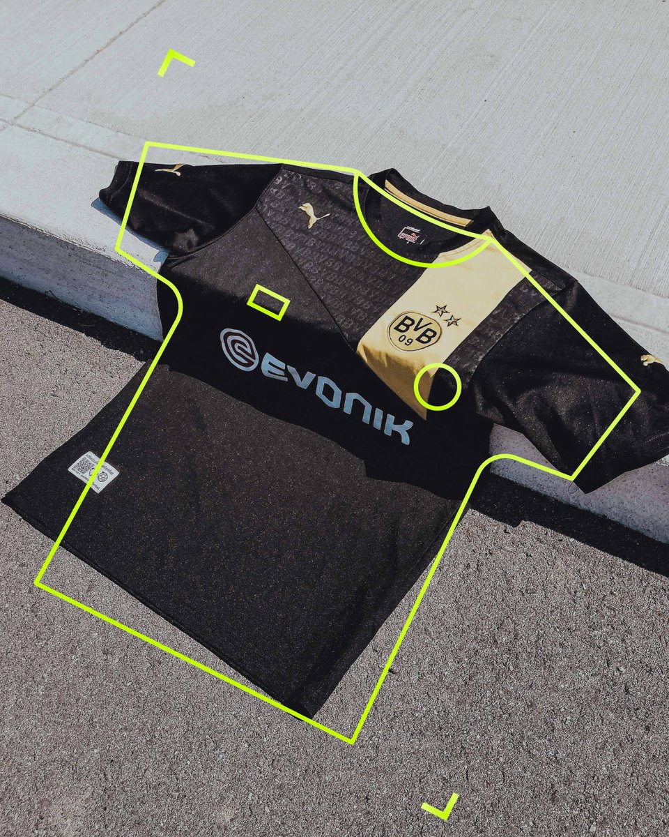 KitLegitApp's tweet photo. When trying to identify a fake football shirt, pay attention to the fit. Counterfeit products often have mislabeled sizes, so an XL may fit like a medium. This should raise concerns about the authenticity of the shirt. 🚨

#Football #Footballshirts #KitLegit https://t.co/bSbEG8V4QO