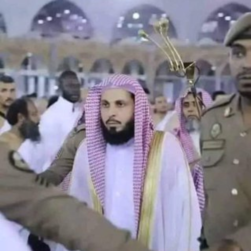 حين تسجن إماماً وخطيباً للمسجد الحرام، وقاضياً في المحكمة الجزائية بمكة المكرمة مثل الشيخ صالح آل طالب، ستكون مطالباً بتوضيح الأسباب لنا نحن المسلمين الذين صلينا خلفه، وسمعنا خطبه ومواعظه، وصدقناه. ما الذي اقترفه هذا الرجل ليستحق الحبس عشرة أعوام؟

أن تكون ملكاً للسعودية لا يمنحك