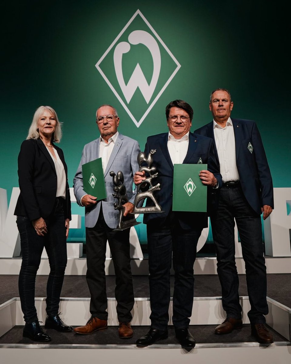 Präsident Dr. Hubertus Hess-Grunewald und Alfred Kranz setzen sogar noch einen drauf: Die beiden sind schon seit 4⃣0⃣ Jahren in ehrenamtlicher Tätigkeit. 👏

Danke für euren Einsatz! 🙌

#Werder | #WerderMV