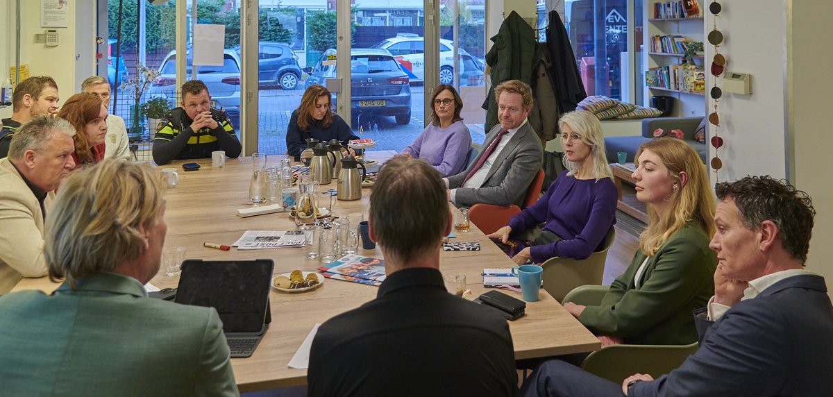 David van Weel (@ministerjenv) on Twitter photo Met <a href="/minister_vro/">Mona Keijzer</a> in Zaandam waar we met burgemeester <a href="/JanHamming/">jan hamming</a>
spraken over de criminele netwerken in de glazenwasserijsector. Deze
problematiek raakt niet alleen de stad, maar ook de integriteit van de
branche. Actie is nodig om eerlijke ondernemers te beschermen. Met <a href="/minister_vro/">Mona Keijzer</a> in Zaandam waar we met burgemeester <a href="/JanHamming/">jan hamming</a>
spraken over de criminele netwerken in de glazenwasserijsector. Deze
problematiek raakt niet alleen de stad, maar ook de integriteit van de
branche. Actie is nodig om eerlijke ondernemers te beschermen.