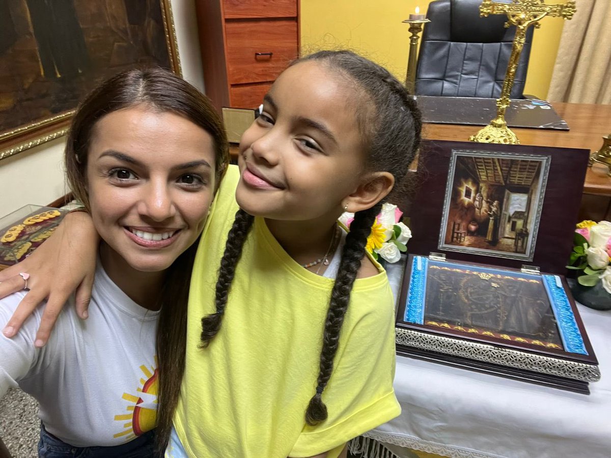¡Virgen del Rosario de Chiquinquirá!
¡Madre Mía!

Hoy en tu día, tu pueblo clama, te canta y ora.
Chinita mía, hoy tus hijas rogamos que escuches esta plegaria que alberga nuestro corazón, que sigas cubriéndonos con tu manto, y sigas siendo quien llena de fortaleza, paz y