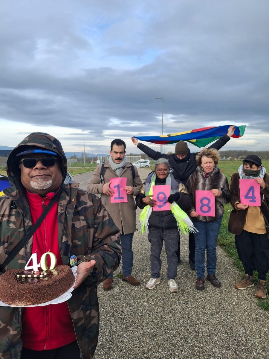 67Kanaky's tweet photo. Hier, pour les 40 ans du boycott des élections territoriales et pour les 1 an de la CCAT, nous étions devant la prison de Lutterbach ou est emprisonné Bichou.

La France doit libérer Bichou, les 7 de la CCAT et les dizaines de déplacés de Camp Est !! https://t.co/vRyn7nDNGY