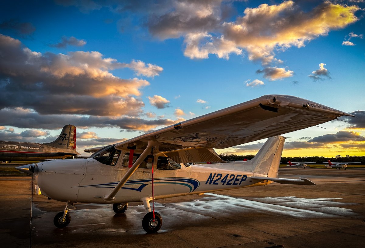 epicfltacademy's tweet image. Check out these beautiful photos taken by dispatcher David Craig. We took delivery of this new aircraft at EVB, and he got some great sunset shots of it. As you can see, our maintenance department will need to paint the tail red!

#newaircraft
#sunset