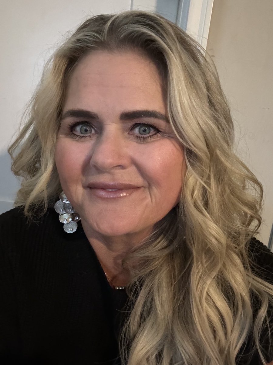_dromurr's tweet photo. Today I get to celebrate marrying this incredible woman 20 years ago in Cancun.  She is an amazing Mom, loving Bana and my best friend in the world.  Most importantly, she is full of the Holy Spirit, which means I spend every day with an angel.  I love you, Jami!❤️ https://t.co/jwjAS6u6M9