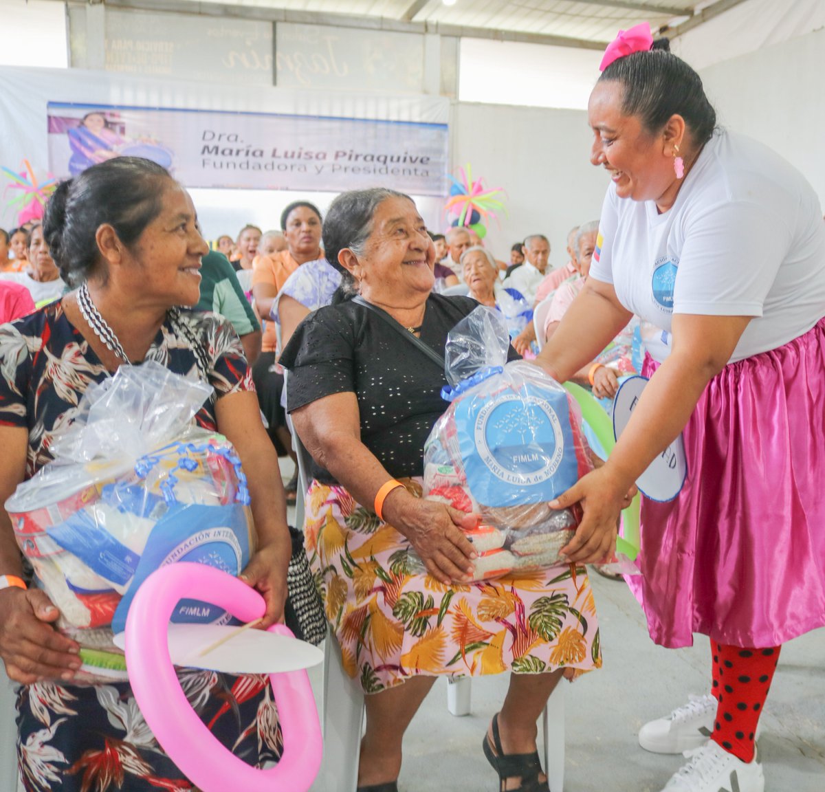 FIMLM's tweet photo. #FimlmColombia  🇨🇴 | Gracias a la Dra. @MLPiraquive y el apoyo de diferentes donantes, la FIMLM llevó alegría y esperanza a 60 familias en #Llorente, Nariño, con juegos y aprendizajes en nuestro taller sobre la importancia de la familia. 💙 

Conoce más: https://t.co/N4L5aQNa5S https://t.co/jHMGWo6GGV