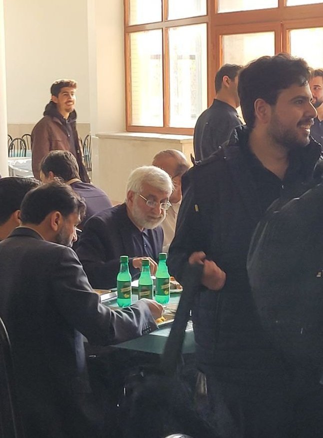 امروز، دکتر سعید #جلیلی میهمان گلخانه عطرآگین، دانشگاه شاهد بود.از همان اول مردمی بودنش را با حضور بدون سر و صدا در نماز جماعت، سپس حضور در سلف دانشجویان نه سلف اساتید نشان داد
اگر سایر مسئولین نظام هم اینگونه در میان مردم بودن شاید الان شاهد نارضایتی قلبی مردم از مسئولین نبودیم!