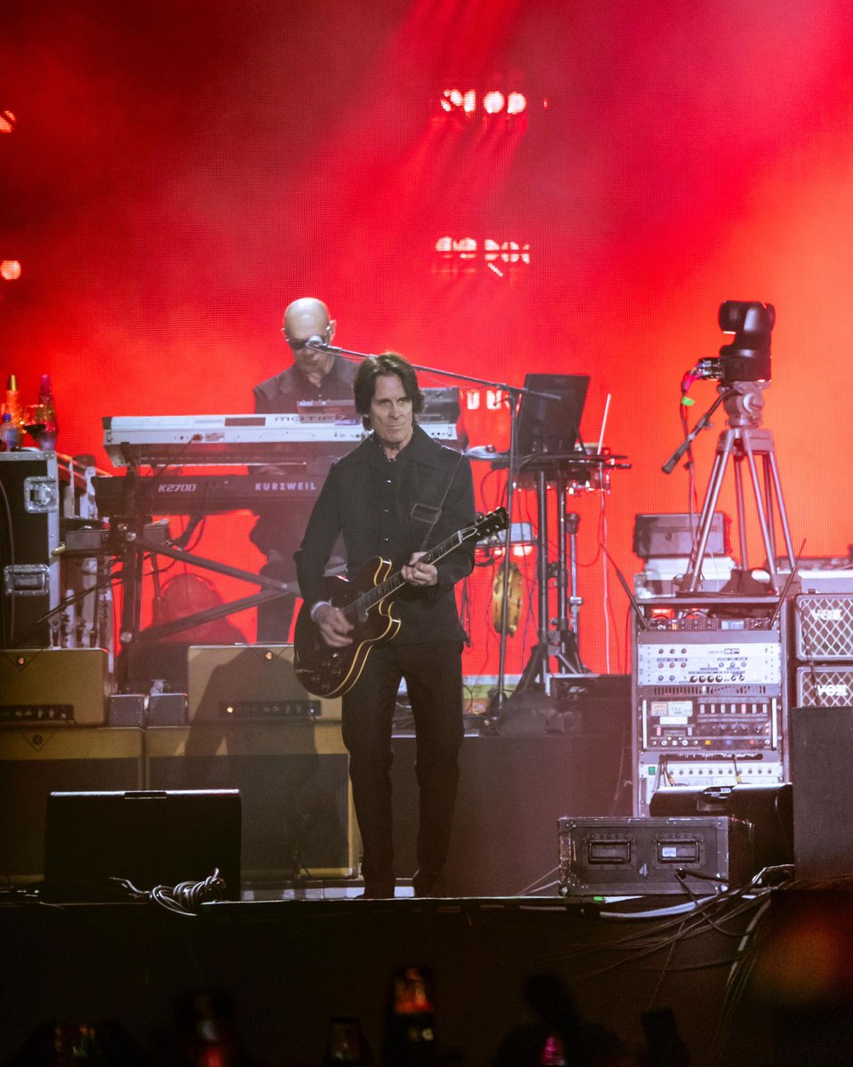 Estamos seguros que ni en nuestro sueños más guajiros hubiéramos imaginado que un artista del calibre de Sir Paul McCartney se iba a presentar en un festival en México.

El Corona Capital 2024 acaba de cumplir lo que muy pocos pueden presumir: tener al músico vivo más importante