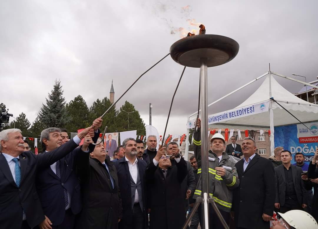 meral_kosar's tweet image. İl Başkanımız Sn Fatih Üzüm, Milletvekillerimiz @Ozsoy_sb , @DursunATAS38 ve Büyükşehir Belediye Başkanımız @baskanmemduhbyk ile birlikte #Pınarbaşı ilçemizdeki hemşehrilerimize doğalgaz hizmeti sunmanın mutluluğunu yaşadık. 

Emeği geçenlere teşekkür ediyoruz. Hayırlı olsun.