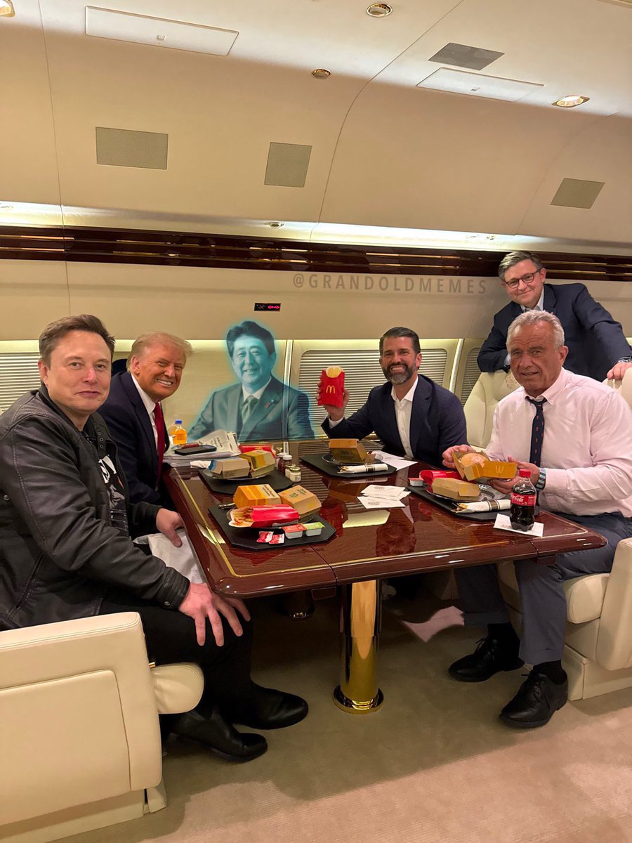hoshusokuhou's tweet photo. 【世界のABE】トランプ、イーロンらとマック会食　→海外ネットで安倍ミームが加わる写真に　海外「安倍首相もきっと喜んでいたでしょう」「史上最高のプライムミニスター」「Shinzo Abeは偉大な指導者だった」「彼がいなくて寂しい」 https://t.co/WRuVnKkeyQ