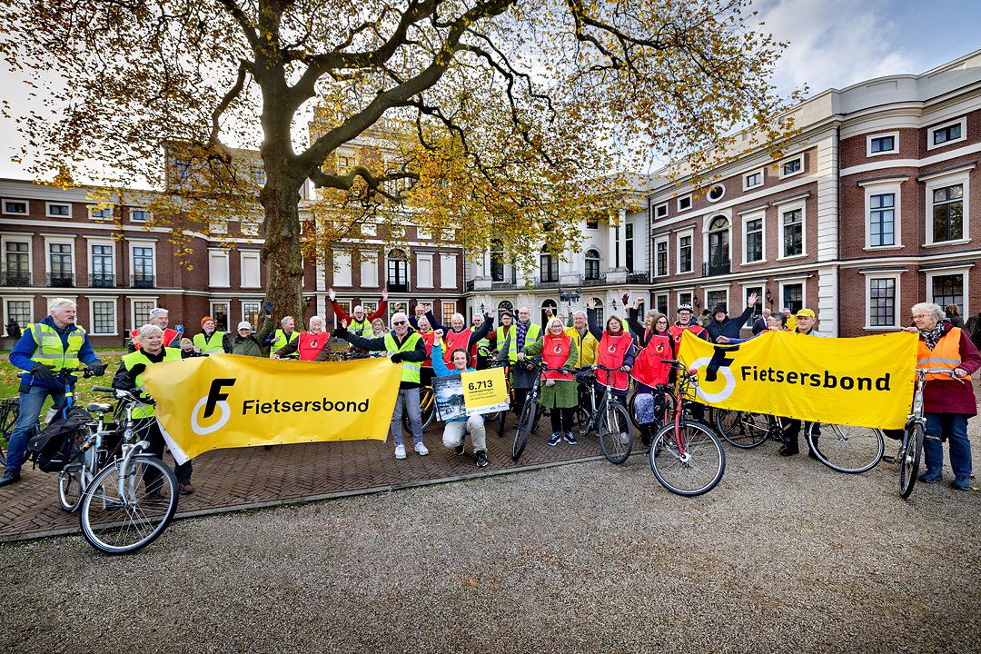 fietsersbond's tweet photo. Vrijwilligers van de @Fietsersbond fietsten vandaag  rondjes voor het provinciehuis in Haarlem, maar fietsen toch echt liever door de unieke duinen in Noord-Holland. Met 6.713 handtekeningen overhandigden ze de oproep:🚲 behoud de #fietspaden in de Noord-Hollandse duinen! 🚲 https://t.co/8IzyD7KWFY