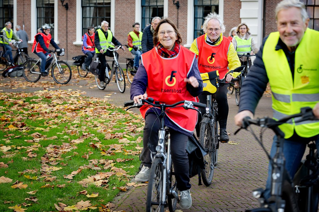 fietsersbond's tweet photo. Vrijwilligers van de @Fietsersbond fietsten vandaag  rondjes voor het provinciehuis in Haarlem, maar fietsen toch echt liever door de unieke duinen in Noord-Holland. Met 6.713 handtekeningen overhandigden ze de oproep:🚲 behoud de #fietspaden in de Noord-Hollandse duinen! 🚲 https://t.co/8IzyD7KWFY