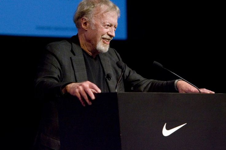 culturaenacc1on's tweet image. Phil Knight entendió que una empresa no solo se venden productos, sino emociones y valores. En Nike, organizó equipos que respiraban pasión por el deporte, creando campañas que conectan con atletas y soñadores por igual. Vendieron inspiración y motivación. #CompOrg24