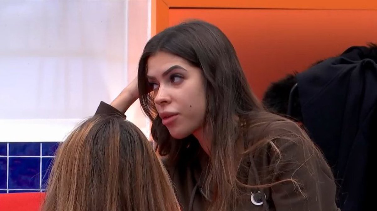 eros2o's tweet photo. Lucía en el 24h sin maquillarse por presión social... personalidad 0. No ha entendido nada.

NO SE PUEDE PEDIR PERAS AL OLMO 🤣

 #GH18N https://t.co/Fyhl3MhGXg