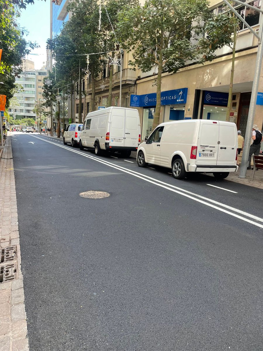 xpm_95's tweet photo. Otra magnífica gestión del @santacruz_ayto quitando cientos de aparcamientos para los residentes de Santa Cruz para poner nuevos cargas y descargas … oh perdón carril bici XD https://t.co/CPRTbZcimH