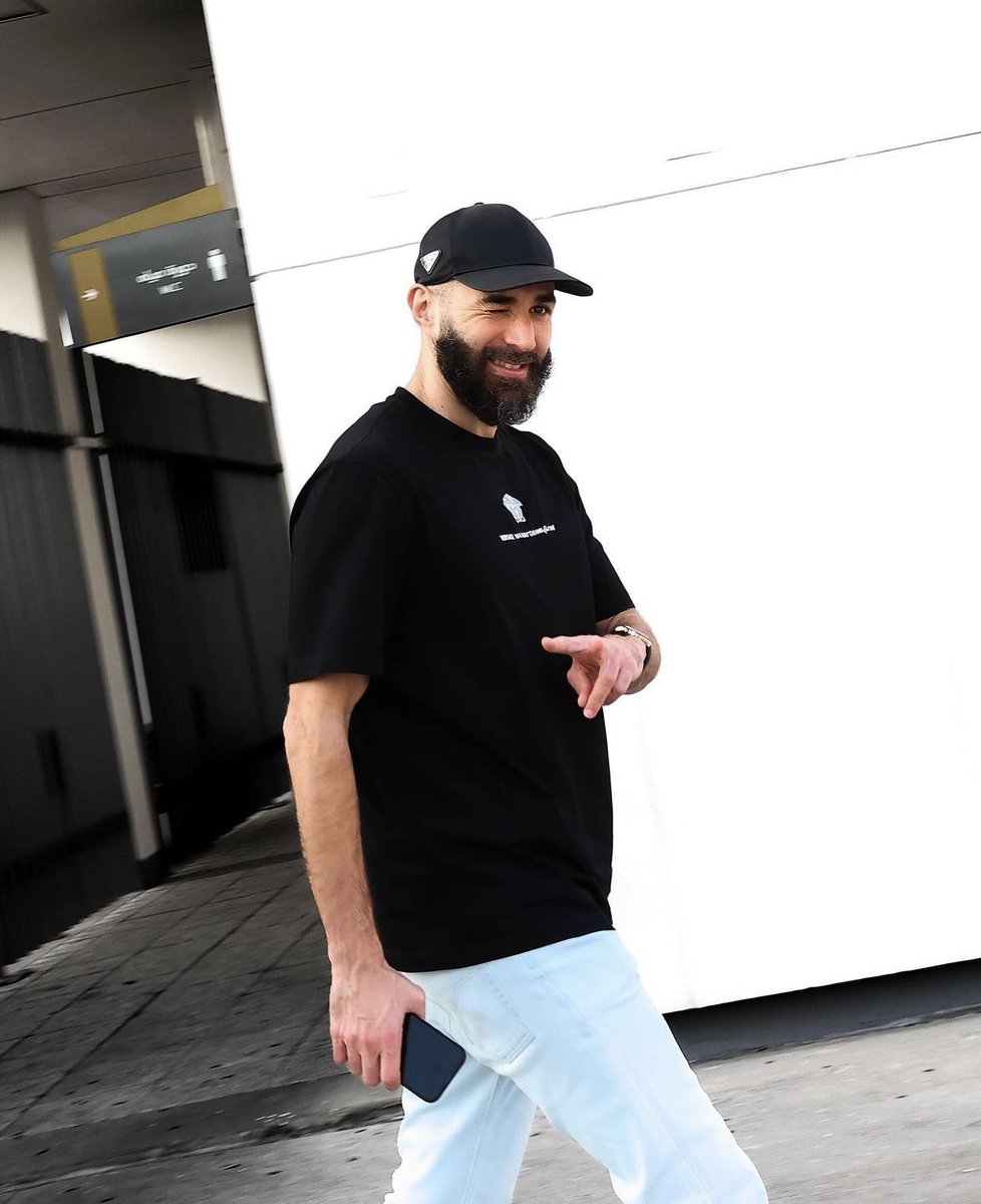 Benzema's tweet photo. Ça va bien se passer ☄️ https://t.co/qaLBWvle7B