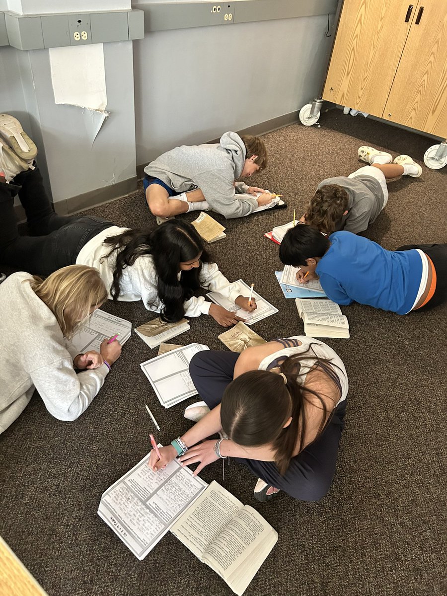MsStoneELA's tweet photo. Not feeling my best today 😷(BT problems), but I’m so glad my students can be my voice and collaborate together to dive into our reading! 🤝🗣️ https://t.co/5YFPDUiFIc