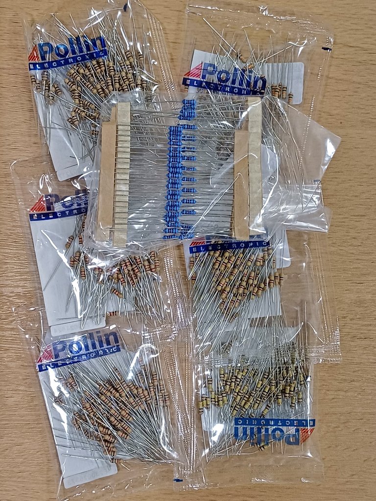 MMagdowski's tweet image. In zwei Wochen fängt auch die laborpraktische Übung für unsere #AI_Engineering-Studierenden an und zum Glück ist heute noch mal eine Bestellung mit einigen Multimetern und Widerständen angekommen, so dass wir auch wirklich praktisch tätig werden können.