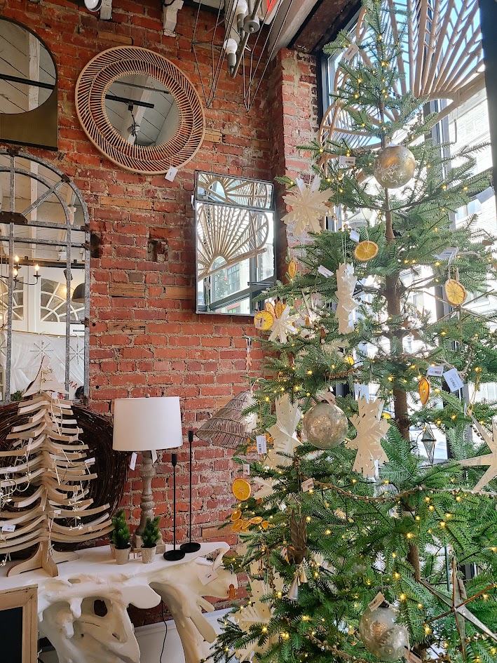 visitvbr's tweet image. Our region offers up unique, fun, and family-friendly traditions at holiday time, and this season is no different 🥳 Check out our must-read blog post to plan your holiday adventures in Virginia's Blue Ridge:
visitroanokeva.com/things-to-do/e…