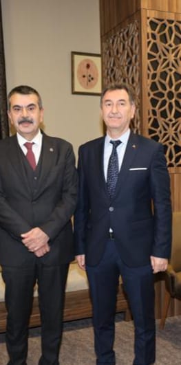 Mgencay4245's tweet photo. Anadolu'nun bağrından çıkıp "Ben demokrasi aşığı,vatan,millet sevdalısı bir Türk evladıyım.O yüzden Türk vatandaşlarının,Türk insanının temel hak ve hürriyetini ölümüne savunacağım." diye doğruları dile getiren yiğit insan Sayın Bakanımıza müteşekkiriz.
#YusufTekinYalnızDeğildir https://t.co/HpX0kNjJmh