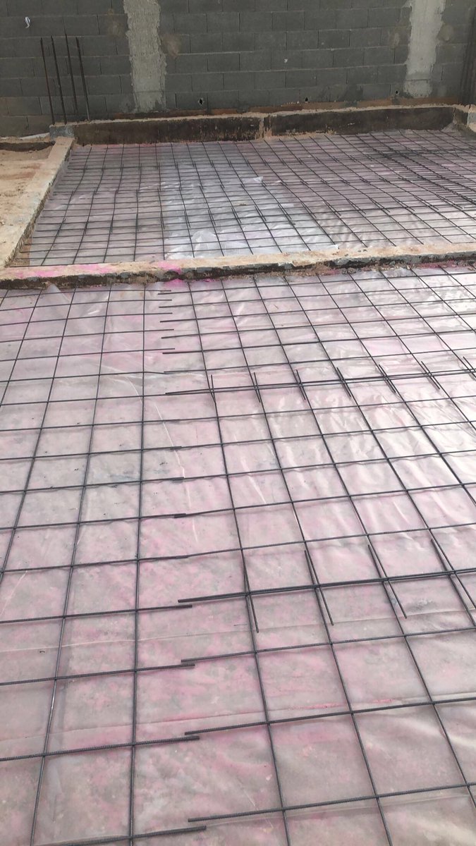 #من_إشرافي_اليوم 
#مشروع فيلا سكني 

بعد ما انتهينا من مرحلة الميدة بالكامل نبدأ على طول في صب طبقة النظافة مثل ما أنتم شايفين  ونحرص على إن الطبقة تكون متساوية تماماً علشان تضمن لنا أساس قوي للمرحلة اللي بعدها 

الموقع : #حفر_الباطن 
للتواصل : wa.me/966537714600

#مقاولات