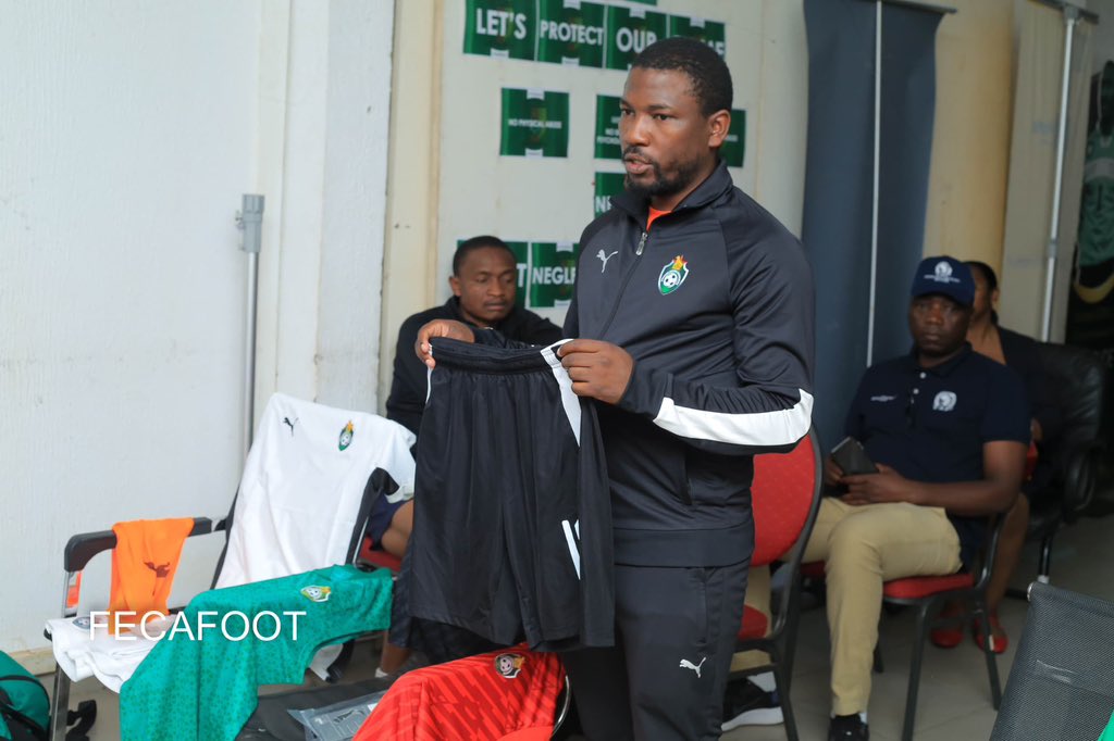 LIndomptables's tweet image. Quelques photos de la réunion technique du match qui s’est déroulée au siège de la #FECAFOOT. 

#CAMEROUN 🇨🇲 🆚  🇿🇼#ZIMBABWÉ

📅 19/11/2024
⏰ 14H00
🏟️ Stade omnisports Ahmadou Ahidjo
📍 Yaoundé 
📺 @CRTV_web 

#CANTOTALENERGIES2025Q | #CMRZIM | #GOLIONS |