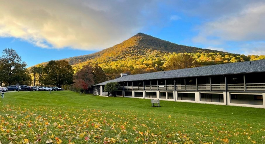 BlueRidgeNPS's tweet image. The National Park Service has selected Explor Peaks of Otter, LLC, a subsidiary of ExplorUS, to operate visitor services at Peaks of Otter Lodge on the Parkway under a 10-year concession contract. 

Read More⬇️
ow.ly/mmu750U9nPh