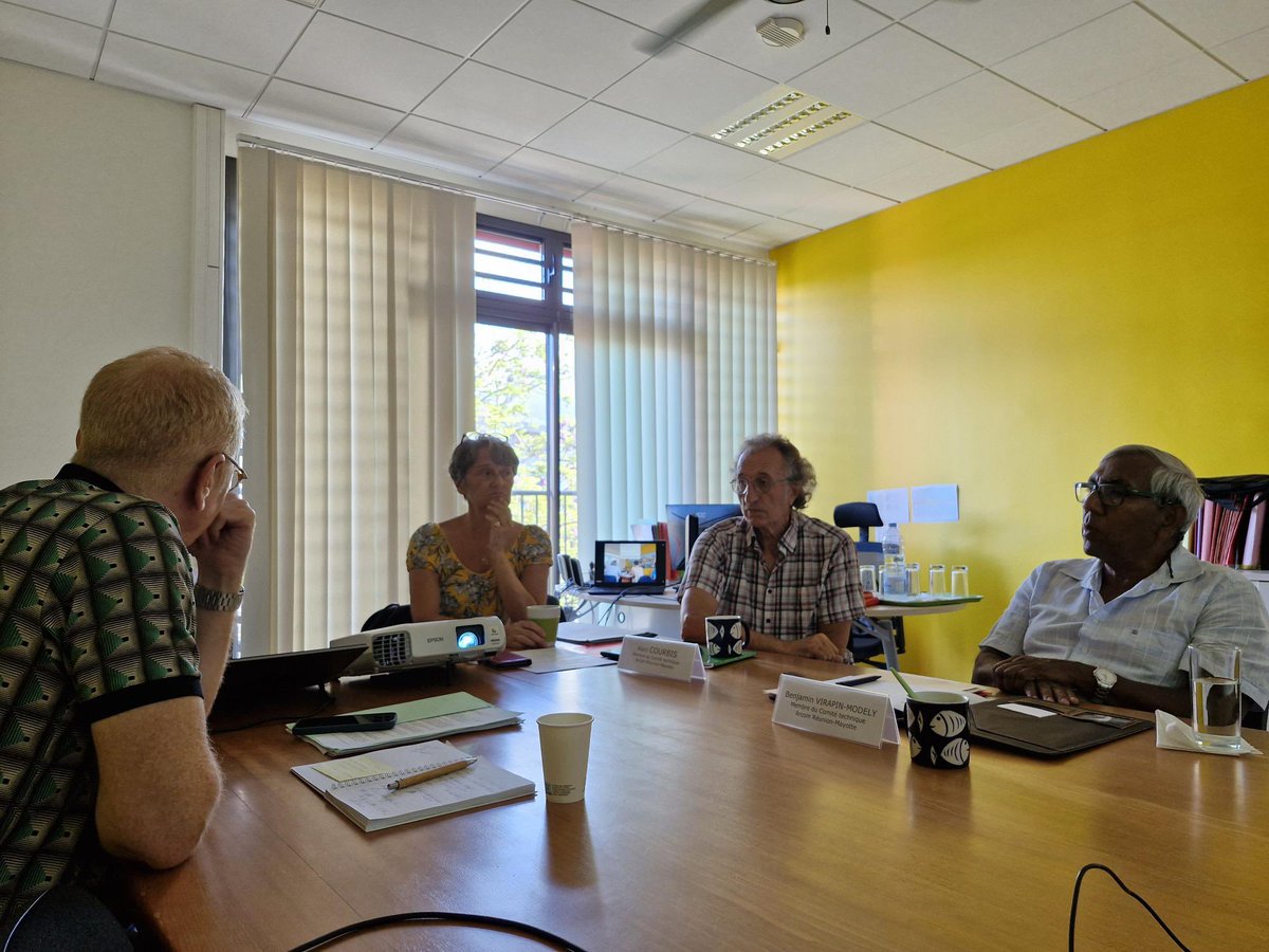 godechot's tweet photo. 📻En réunion sur l’île de la Réunion 🇷🇪avec @Arcom_ReunionYt pour faire le point sur la #radio et les 4 expérimentations #DABPlus en cours. 28 radios reçues en numérique hertzien dans 3 zones ! Le DABPlus c’est partout et pour tous. 👍👏@Arcom_fr https://t.co/p1Uqx3Drs2