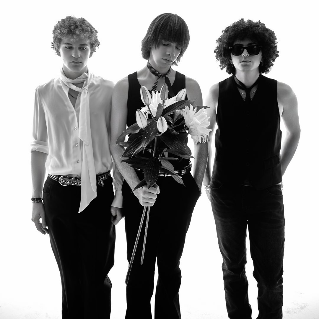 “Monster” l’inedito de Les Votives è la metafora di un litigio. Racconta di un incontro acceso tra due ragazzi, dopo che il protagonista si rende conto di aver trascurato l’altra persona.

Con una componente ritmica che non si interrompe mai “Monster” de Les Votives Live giovedì