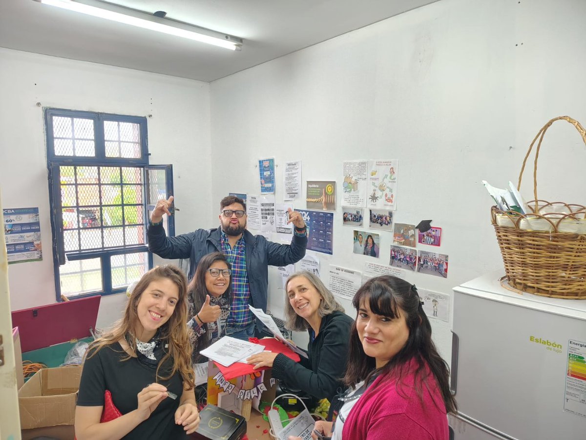 DanteBoeri's tweet photo. Está semana que paso recorrimos las 🏫 Primarias 5 ,11, 19 y 55 y de Adultos 703 y CEA 708. Charlamos con las y los afiliados, llevamos la info gremial y organizamos la demanda. 
Gracias a cada cumpa por ser parte del Suteba!!! https://t.co/hL32AYeBQ8