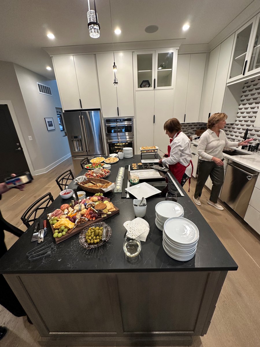 NKYCollab's tweet photo. 'Tis the season for family-focused, collaborative solutions!

The Academy of Northern Kentucky Collaborative Professionals wrapped up a productive year with our annual holiday gathering, hosted by Greta W. With culinary delights from member Mary Gina. https://t.co/bOvGHabcK5