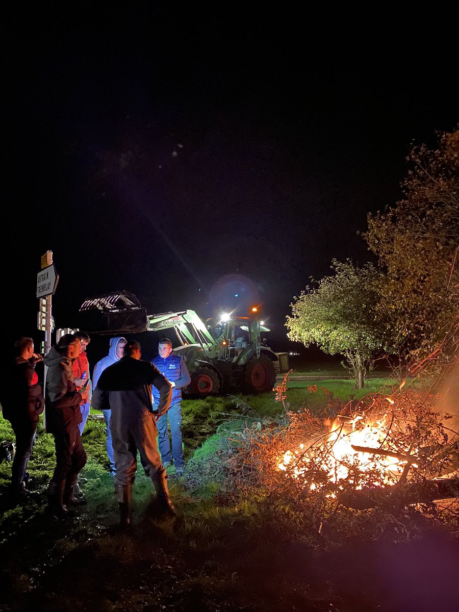 Dans le pays de Fougères, en #Bretagne, les #AgriculteursEnColère sont à nouveau mobilisés contre le #Mercosur
<a href="/LaChronique35/">Chronique Fougères</a> <a href="/actufr/">actu.fr</a> 
<a href="/JeunesAgri35/">Jeunes Agriculteurs 35</a> <a href="/JeunesAgri/">Jeunes Agriculteurs</a>