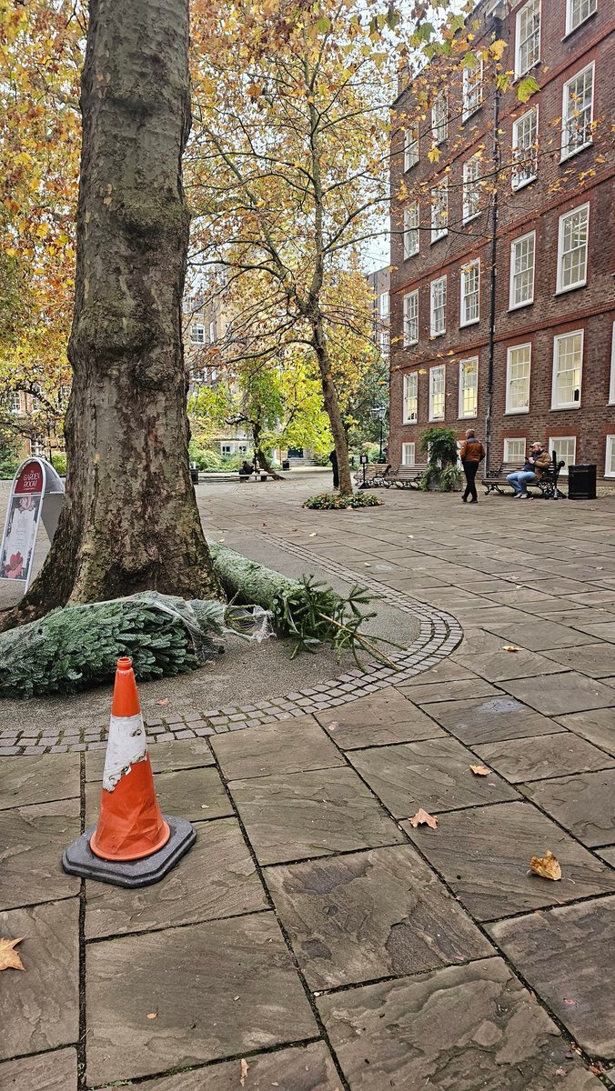 NavinDissa's tweet image. Today i went to the @middletemple where i did my dinners to become a barrister-at-law.Lots of fond memories here.It was the toughest professional exam that i faced.My friend Barrister Sam Waritay explained the many changes that have happened in the…