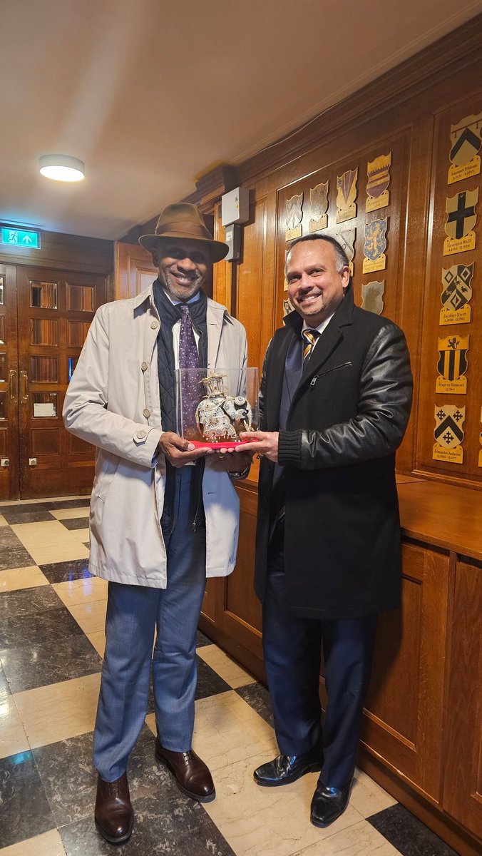 NavinDissa's tweet image. Today i went to the @middletemple where i did my dinners to become a barrister-at-law.Lots of fond memories here.It was the toughest professional exam that i faced.My friend Barrister Sam Waritay explained the many changes that have happened in the…