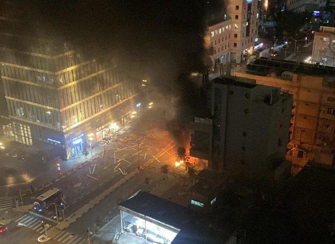 agdtv's tweet photo. 🔴 Hizbullah İsrail’in başkenti Tel Aviv’i vurdu https://t.co/7wCFLNyObH