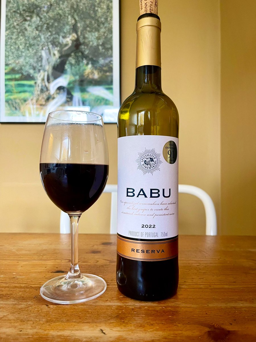 joukesp's tweet photo. #NoCookingMonday #MondayLunch #2ndServing #WildBoarStew #PotatoNuggets #Apple
Love these no cooking Mondays! Warmed up a 2nd serving of wild boar stew, put some potato nuggets + and cranberry filled apple in the oven and ready!
Paired w a more than decent Portuguese Reserva! https://t.co/4clPaxpNZy