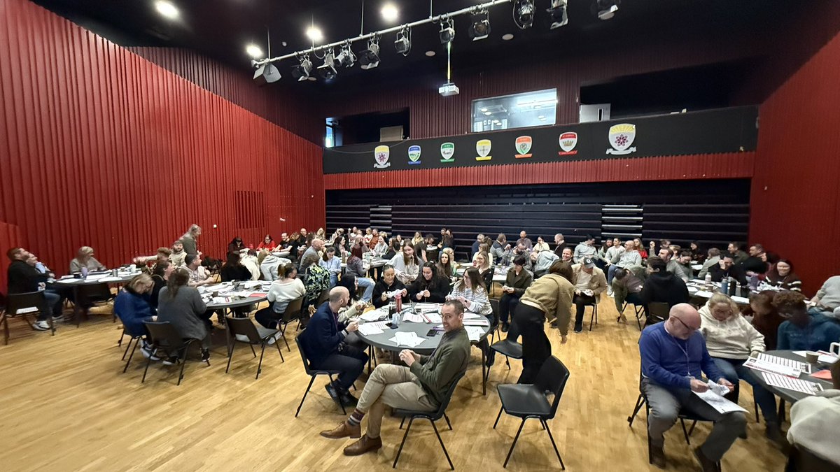 TeacherToolkit's tweet photo. Hello 👋 from the North East!

A rare teacher training gig near #Tyneside; firing on all cylinders today💥 

Embracing work with the brilliant teaching staff at Cardinal Hume Catholic School

Tiny fact: I used to go to school in Newcastle! 

🔗 https://t.co/RPIyyQWtNq #TTkitCPD https://t.co/CHoXIK33Ih