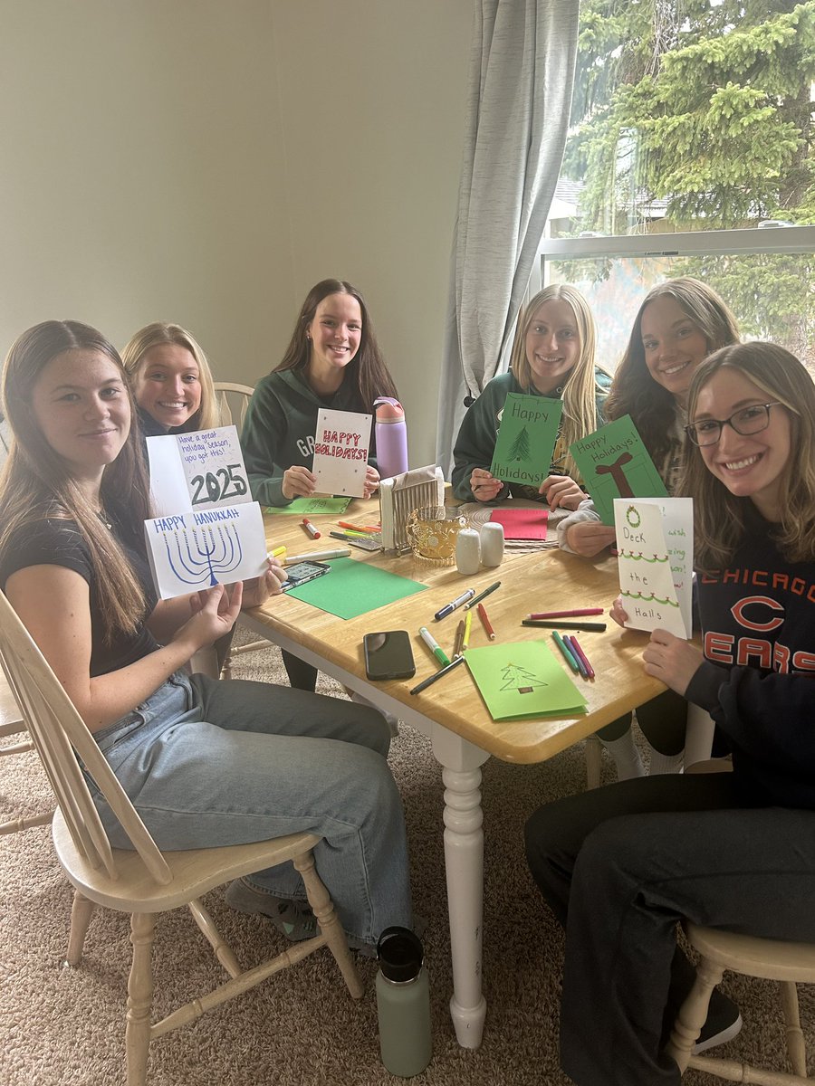 Sunday fun day consisted of having our annual Friendsgiving  during a Packers vs. Bears game, and taking time to make holiday cards for the @cardsforhospitalizedkids organization! 🖤💛🥎