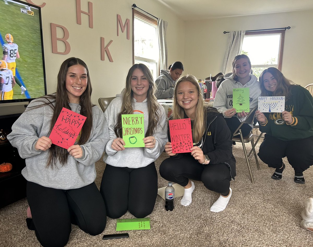 UWOSoftball1's tweet photo. Sunday fun day consisted of having our annual Friendsgiving  during a Packers vs. Bears game, and taking time to make holiday cards for the @cardsforhospitalizedkids organization! 🖤💛🥎 https://t.co/hdKC3azffL
