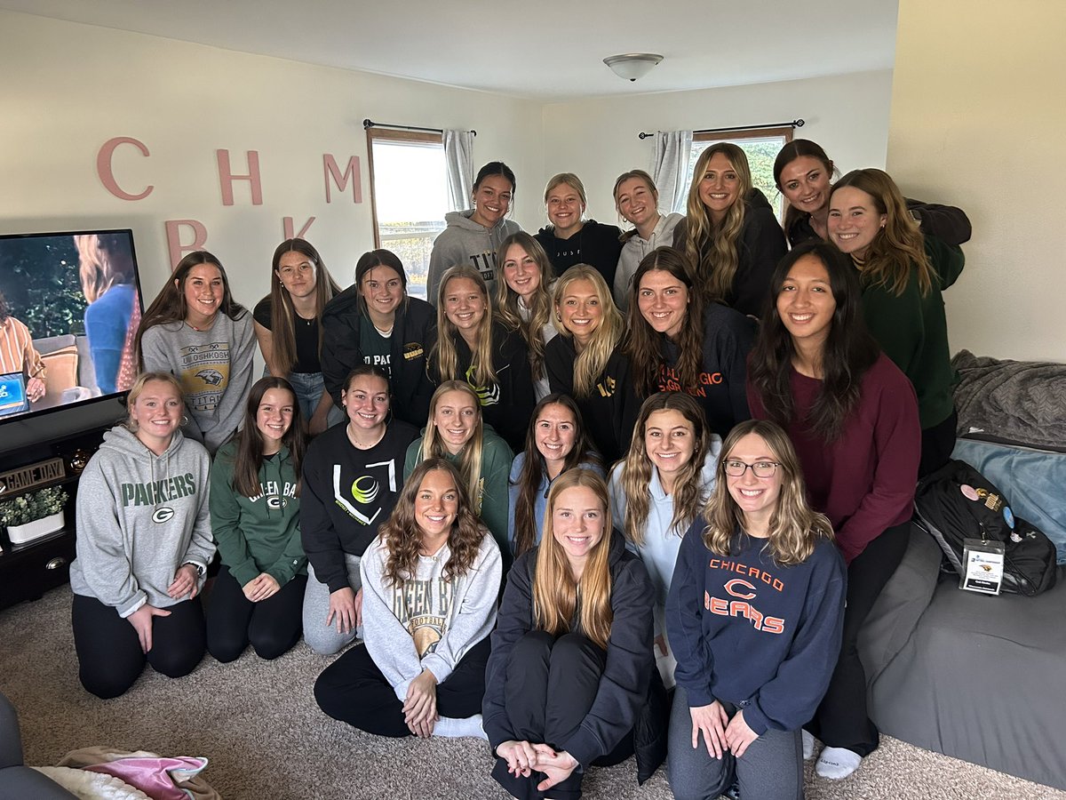 UWOSoftball1's tweet photo. Sunday fun day consisted of having our annual Friendsgiving  during a Packers vs. Bears game, and taking time to make holiday cards for the @cardsforhospitalizedkids organization! 🖤💛🥎 https://t.co/hdKC3azffL
