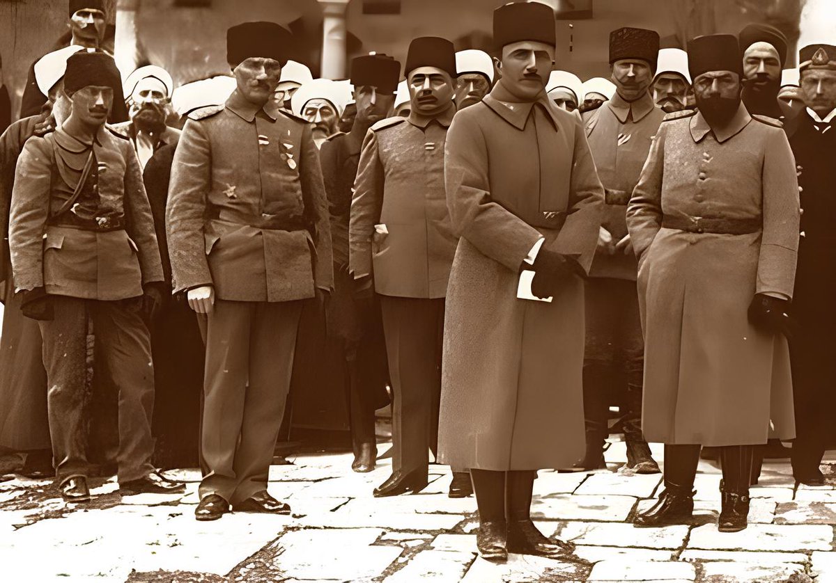 “Bir İttihatçı iyi dosttur, iki İttihatçıdan korkulur, üç İttihatçı için ise iktidarı almaktan başka tatmin yolu yoktur." Mustafa Kemal Atatürk

Fethi Okyar, Üç Devirde Bir Adam, Tercüman Tarih Yay., İstanbul, 1980, s. 447.