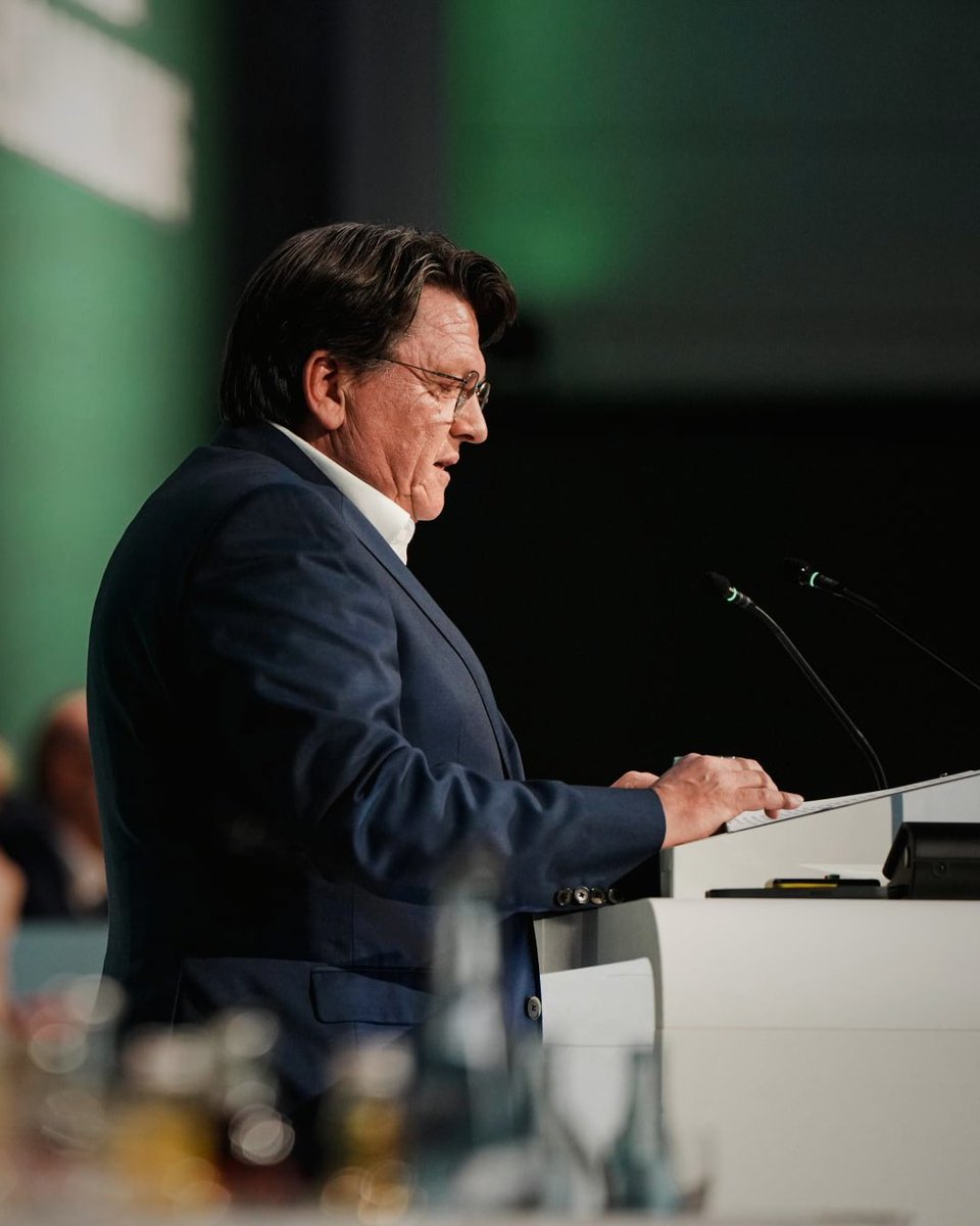 🗣️ Zurück zur #WerderMV und Hess-Grunewald: 

"Alle Verträge der Geschäftsführung wurden langfristig verlängert. Der #Werder–Aufsichtsrat setzt auf Kontinuität. Ein Blick in die anderen Clubs der 1. und 2. Bundesliga zeigt, dass dies alles andere als selbstverständlich ist."