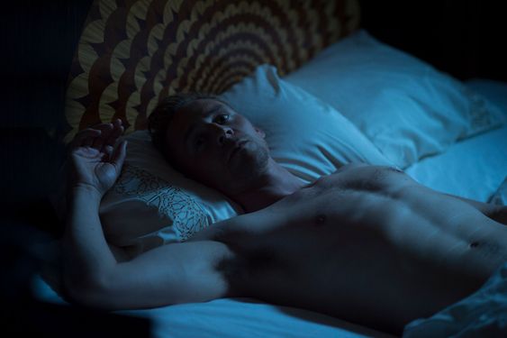 MilicaPloca's tweet image. In the dark of the hotel room. 😳🌘😋⚡️📱⚡️
#TomHiddleston #JonathanPine #GoldenGlobeWinner