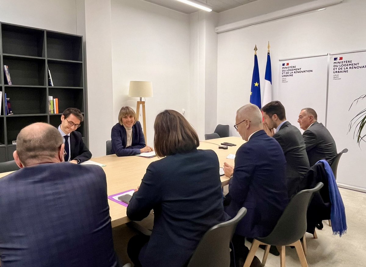 Cet après-midi, de riches échanges entre la ministre du Logement <a href="/valerieletard/">Valérie Létard</a> et les maires de l’APVF 🏠 Deux grands sujets à l’ordre du jour : la lutte contre l’artificialisation des sols et le développement du logement social dans les <a href="/PetitesVilles/">APVF</a>