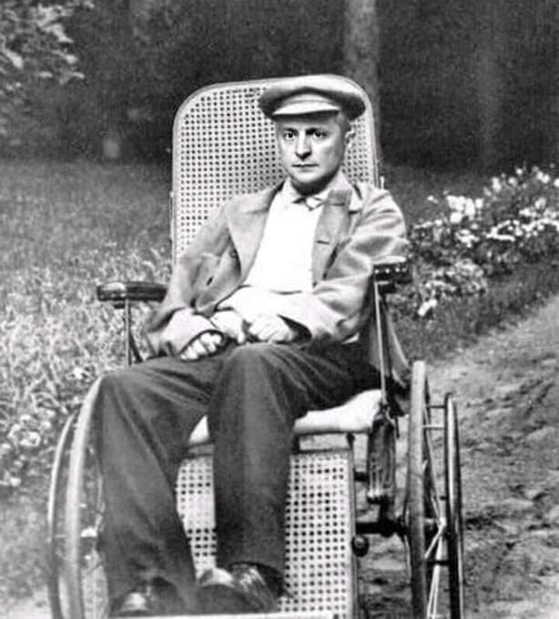 В булаві президента заховано девіз "Все повертається".
Зеленський має пам'ятати, що влада минуща.
До нього вже повернулись бумерангом питання до опонента на стадіоні, карикатури і насмішки, які він надсилав політикам.
Горе, яке ЗЕ приніс українцям, обов'язково повернеться Вові.