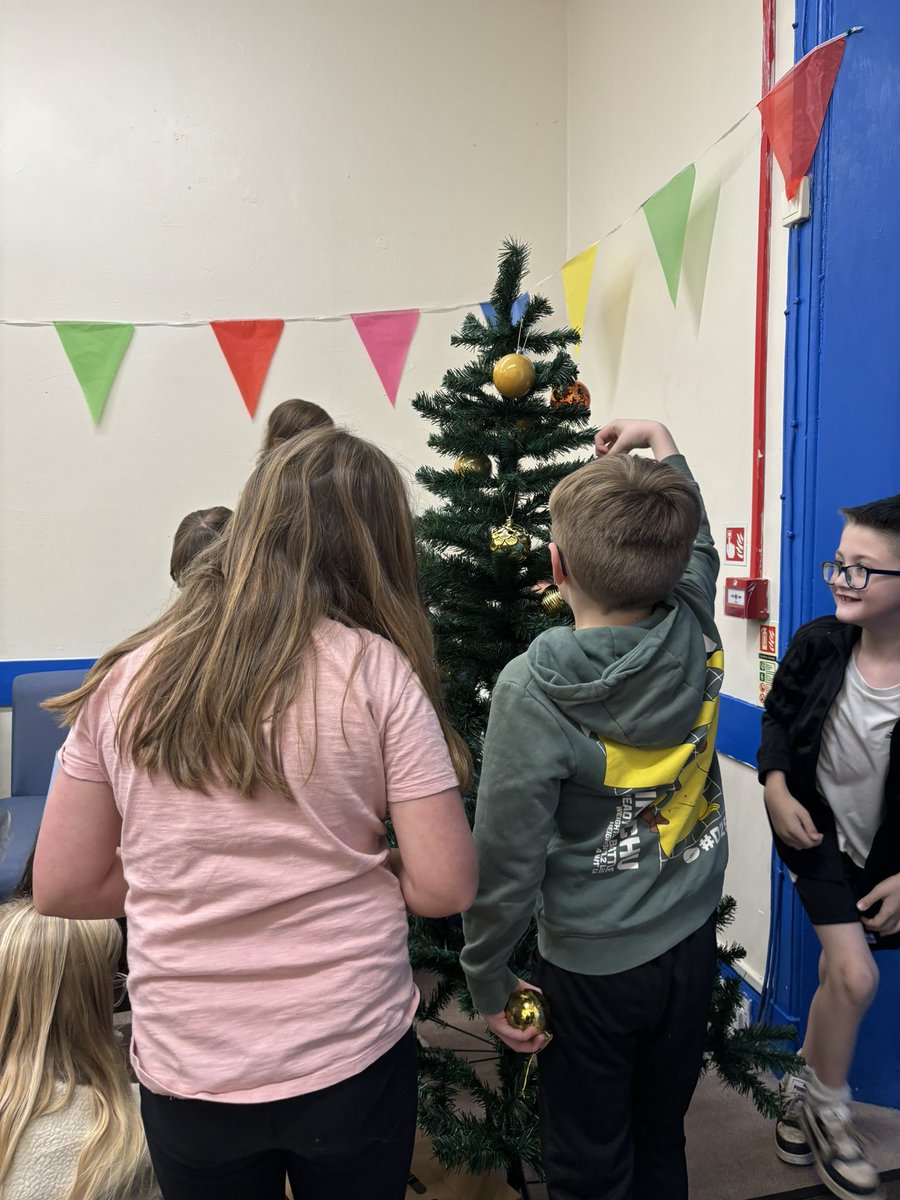 Young Carers decorating the Christmas tree 🎄☃️🎅🏼