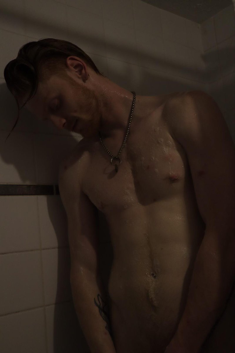 TheRedBull97's tweet photo. Who doesn't love a shower?😈
#shower #horny #ginger https://t.co/uInlrhglSa