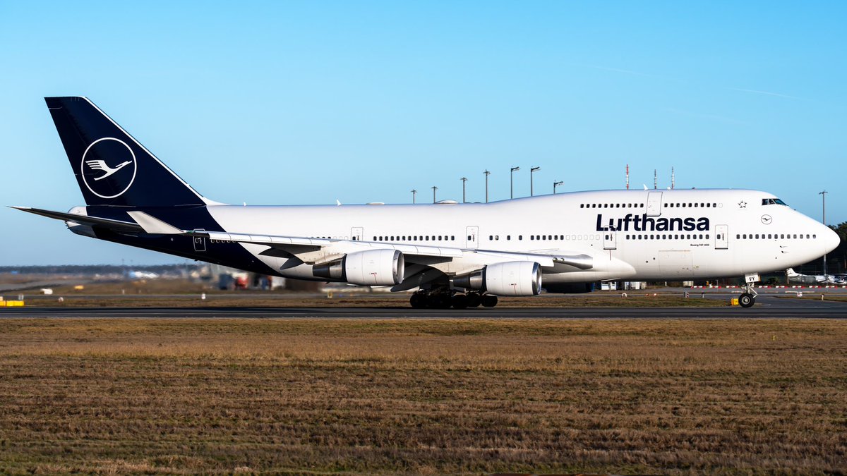 A selection of wide-body aircraft departing from RWY18 at Frankfurt Airport:
~
Frankfurt Havalimanı’nın 18 numaralı pistinden kalkış yapan seçili geniş gövdeli uçaklar:
~
1)AeroLogic B777F
2)Lufthansa B747-8
3)Qatar B777-300ER
4)Lufthansa B747-400
~
#Planespotting