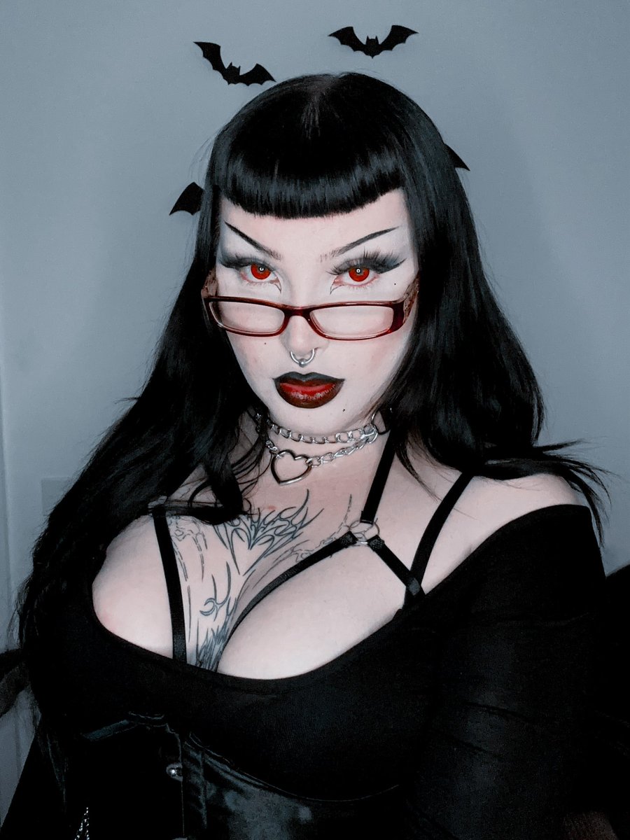 KlLLERVALENTINE's tweet photo. 🩸vampire gf 🩸 https://t.co/IERXolRRqP