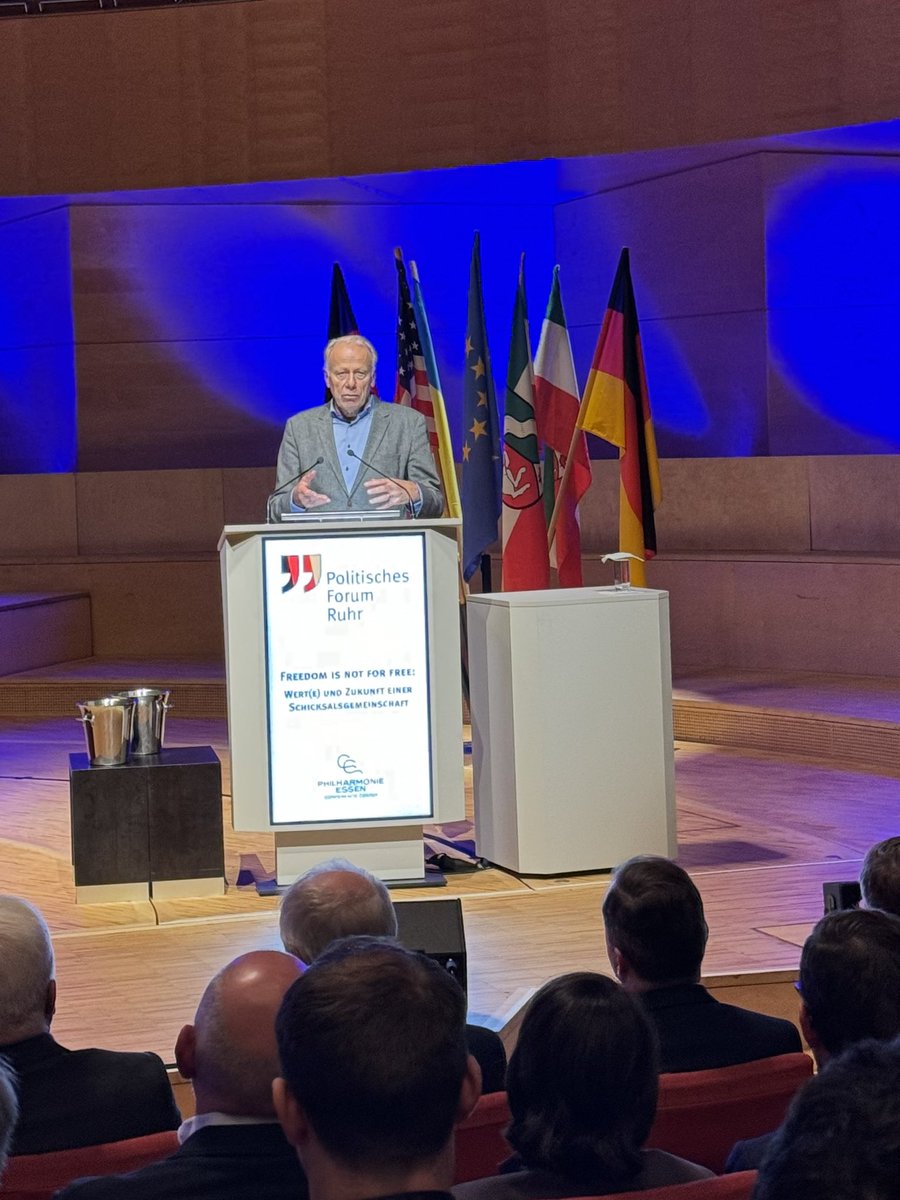 JoergZajonc's tweet photo. „Eine Kugel Eis“ war gestern. Heute sagt  Jürgen Trittin „Freedom ist not for free“. Beim Politischen Forum Ruhr. Sehr interessant was der Ex-Bundesminister sagt. In einigen Aussagen sehr klar. In anderen hochideologisch. Kurz: Ambivalent! Und fordert dadurch zum Selberdenken auf https://t.co/ZNRGL2h3yX